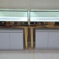 Mẫu tủ vàng inox màu vàng kết hợp kính cường lực tinh tế và đẳng cấp