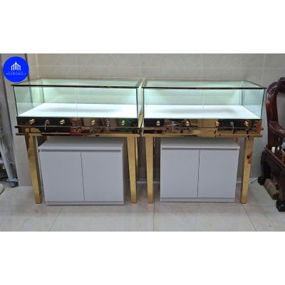 Mẫu tủ vàng inox màu vàng kết hợp kính cường lực tinh tế và đẳng cấp